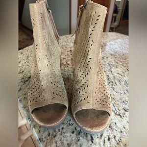 TOMS Majorca peep toe chunky heel perforated suede ankle booties NWOB Size 11